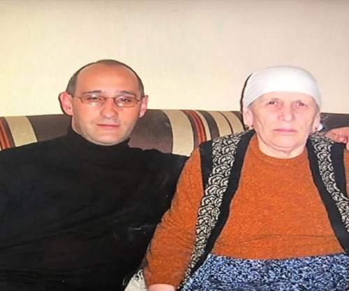 Foto e rrallë: Salih Mustafa krah nënës Limë, e ëma e heronjve Fahri dhe Bahri Fazliu