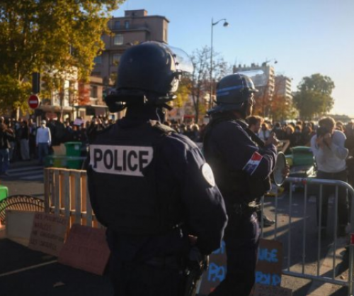 Përshkallëzohen protestat e gjimnazistëve në Francë, të paktën tetë punonjës arsimi të plagosur