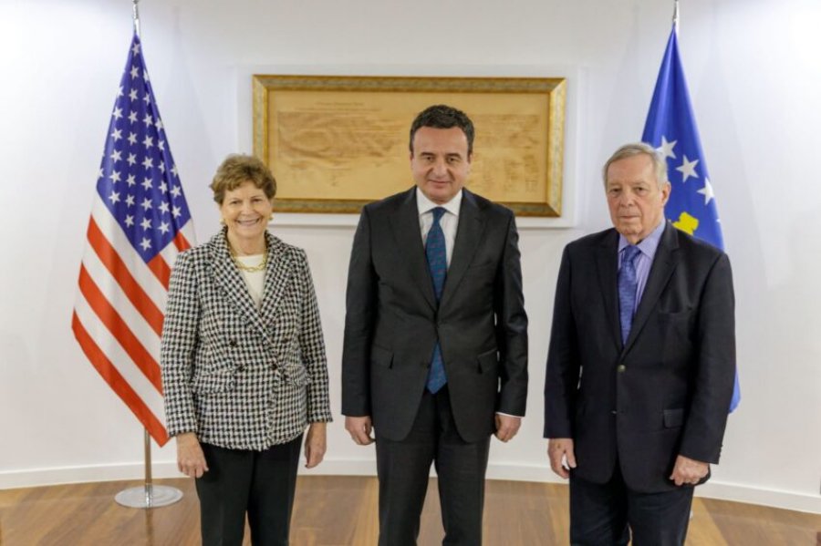 Ambasada njofton për vizitën e senatorëve, publikon fotografi nga takimi me Kurtin