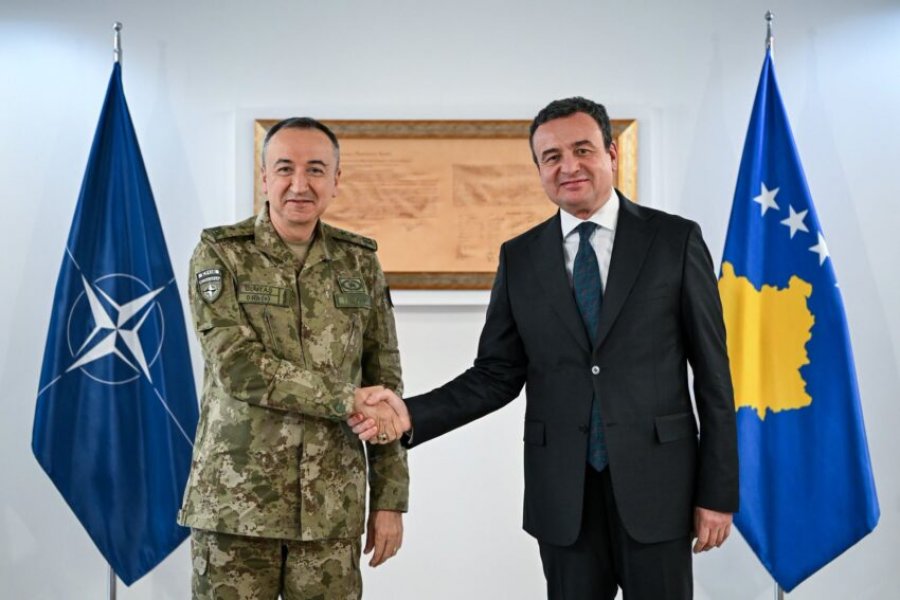 Kurti takim lamtumirës me komandantin e KFOR-it: Ulutash largohet nga Kosova si mik