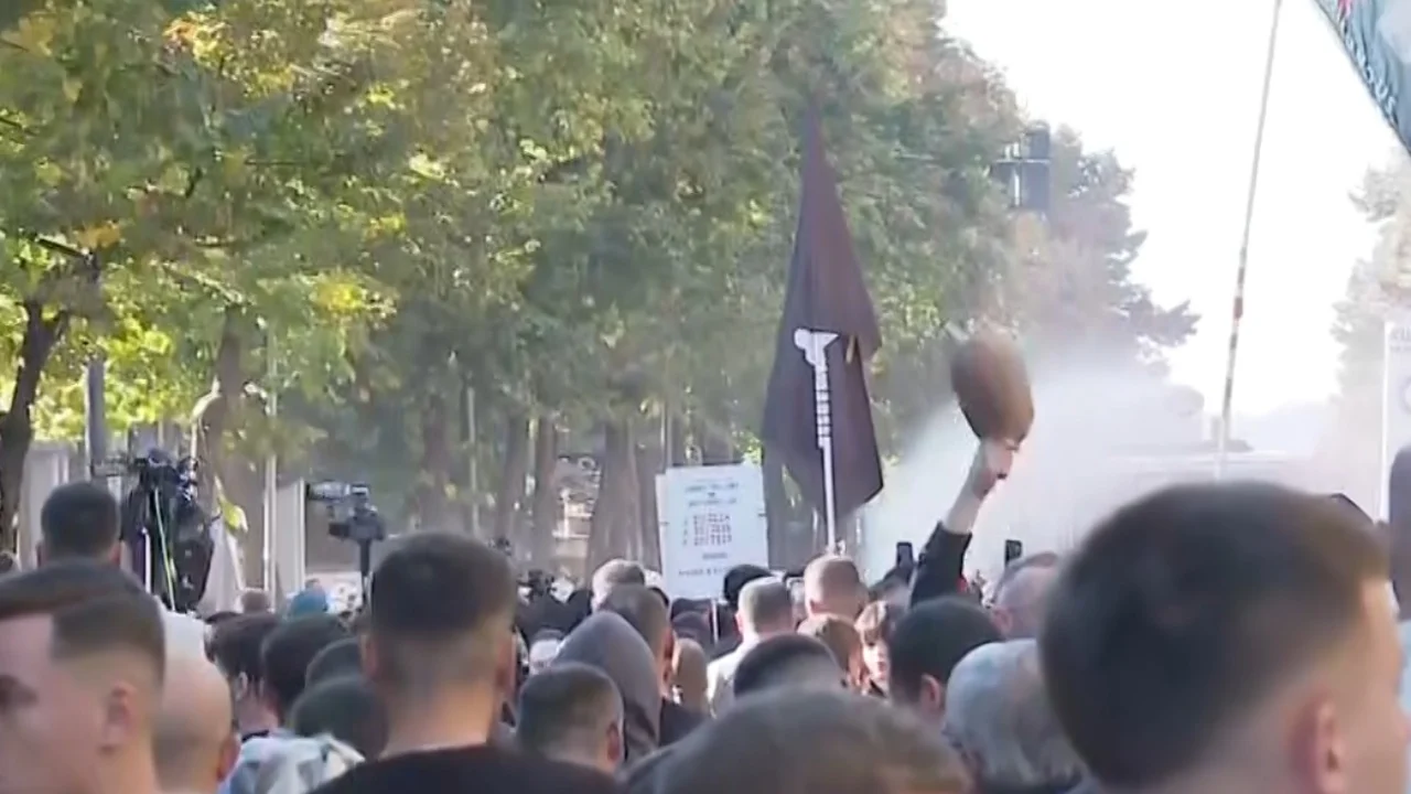 Tension te Ministria e Arsimit, përplasje fizike mes policisë dhe protestuesve, shoqërohen disa persona [video]