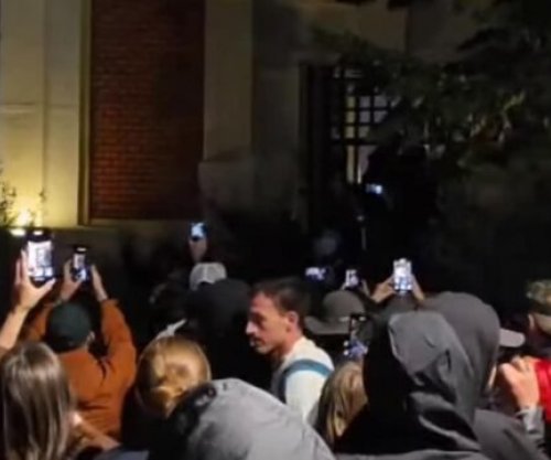 Protestuesit zhvendosen te bashkia e Tiranës, raportohet se kanë thyer dyert e objektit dhe janë futur brenda