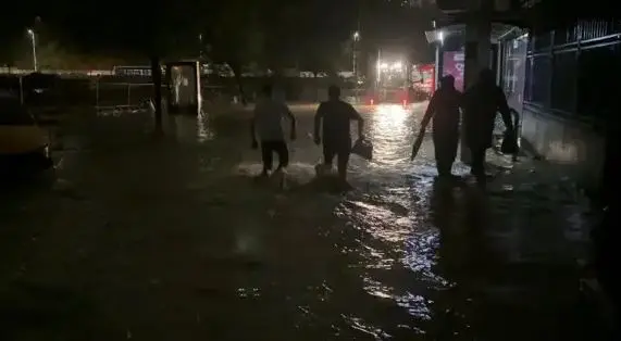 Stambolli nën ujë si pasojë e reshjeve të dendura, situatë e vështirë në shumë lagje