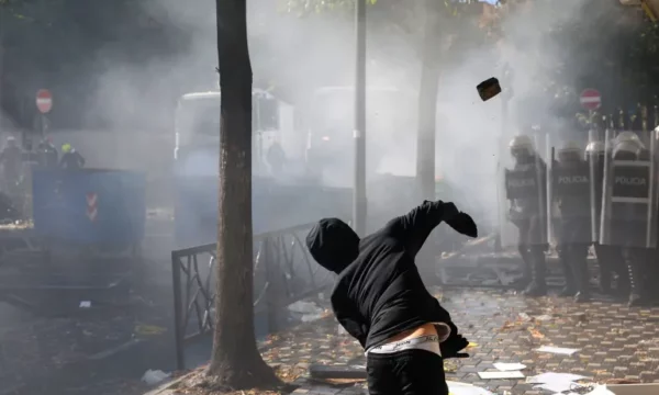 Partia Socialiste: Kushdo që ka dorë në këtë katrahurë, do ta paguajë, Shqipëria s’kthehet prapa