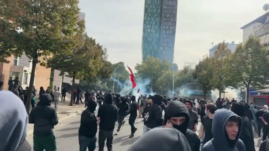 Protestuesit sulmojnë selinë e Partisë Socialiste, policia i zmbraps me gaz lotsjellës