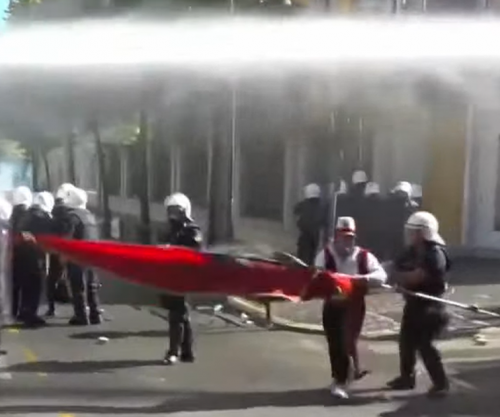  Tensionohet protesta e studentëve në Tiranë, policia shpërndan turmën me gaz lotsjellës 
