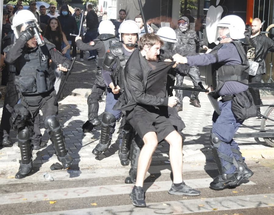 Gjykata cakton masën “Arrest në shtëpi” për studentin që u përlesh me gjashtë policë