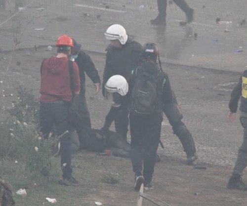 Një person pa ndjenja pas mësymjes, gazetarët e tij dhe policia i japin ndihmën e parë [video] 