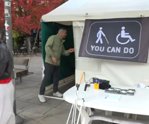 “Tenda e errët”, qytetarët në Prishtinë provojnë sfidat e personave të verbër
