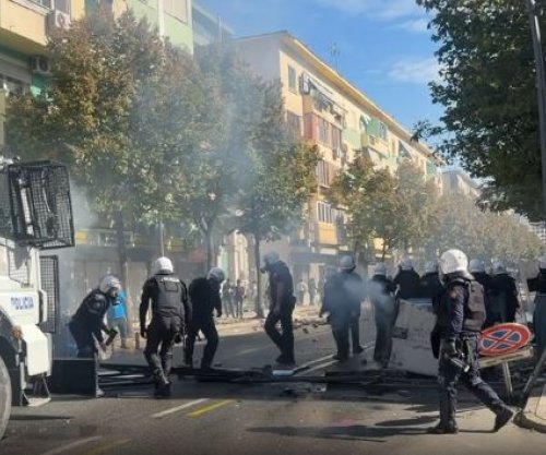 Policia hedh gaz lotësjellës, shpërndahet përkohësisht protestuesit