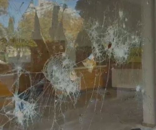 Përshkallëzohet protesta në Durrës, thyhen xhamat e Postës