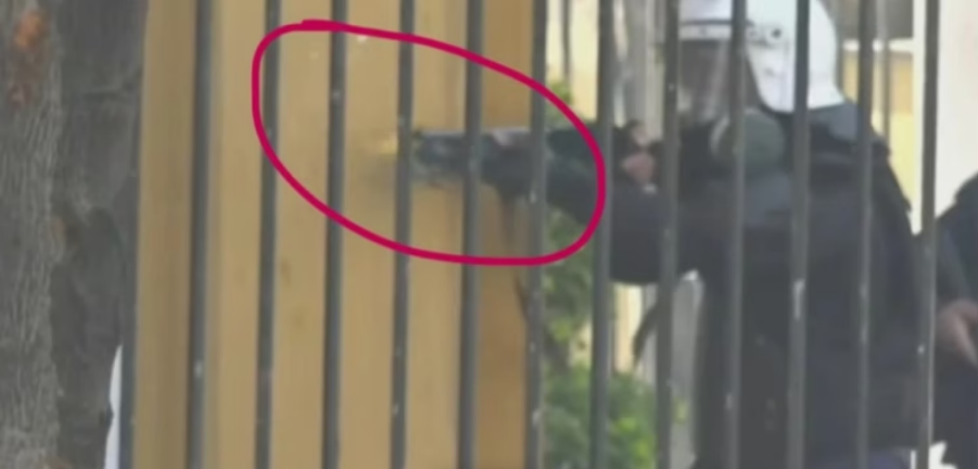 Policia gjuan me plumba gome protestuesit në Tiranë
