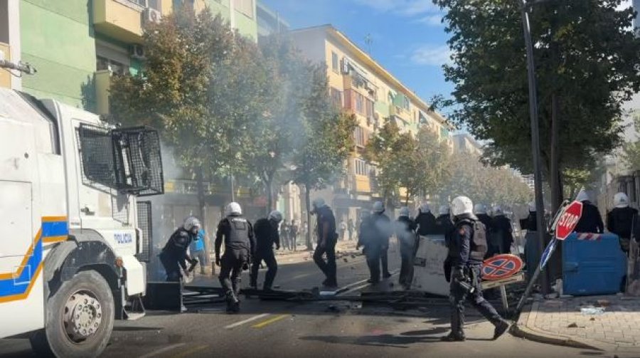Policia hedh gaz lotësjellës, shpërndahet përkohësisht protestuesit