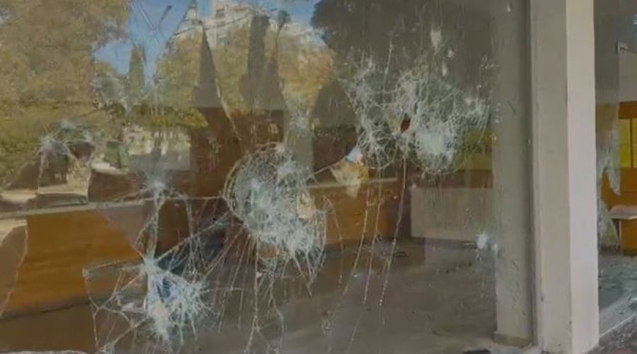 Përshkallëzohet protesta në Durrës, thyhen xhamat e Postës