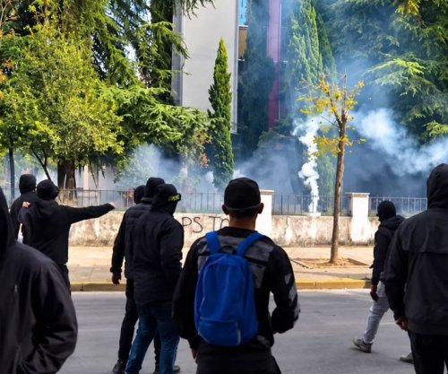 Sulmohet me gurë dhe sende të forta selia e PS, policia shpërndan turmën