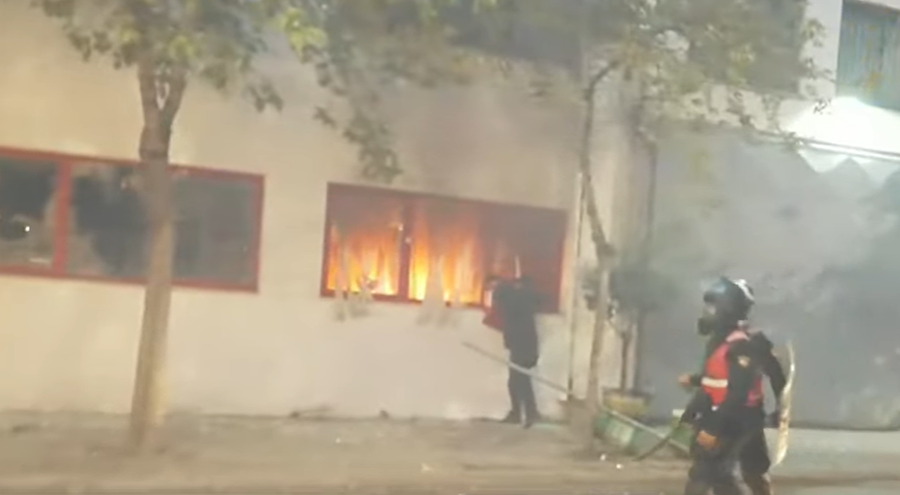 Tensione në protestë, i vihet flaka një Komisariati - protestuesit mësyjnë godinën