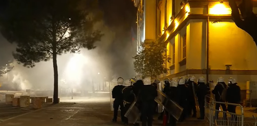 Përshkallëzohet protesta në Tiranë, flakët përfshijnë edhe Ministrinë e Brendshme
