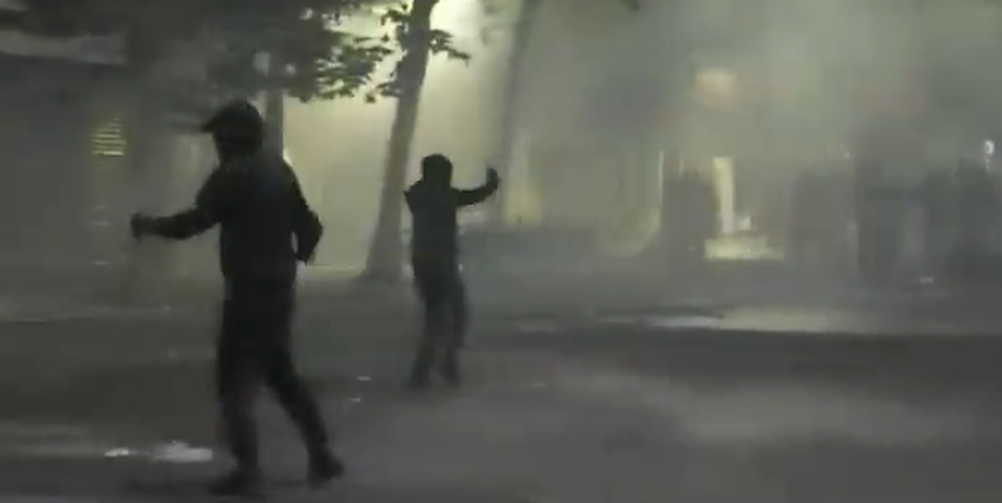 Protestuesit shkojnë para Parlamentit, përplasen me policinë