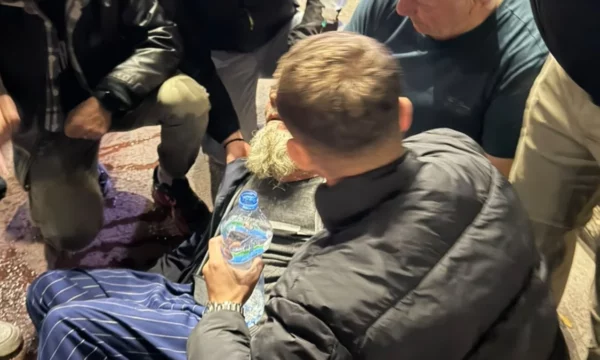 Tensionet në protestë, lëndohet një kalimtar pranë Rrugës së Barrikadave