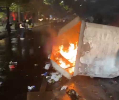 Situata e përshkallëzuar, protestuesit u vënë flakën kazanëve të plehrave për të ngadalësuar policinë