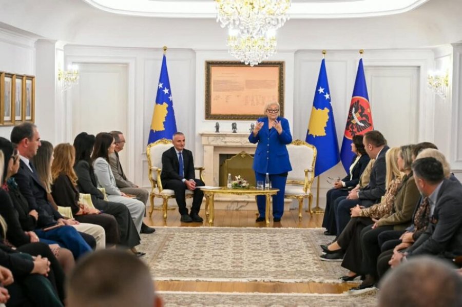 Presidentja Shiroka-Pula takoi stafin civil të Zyrës së Presidentes