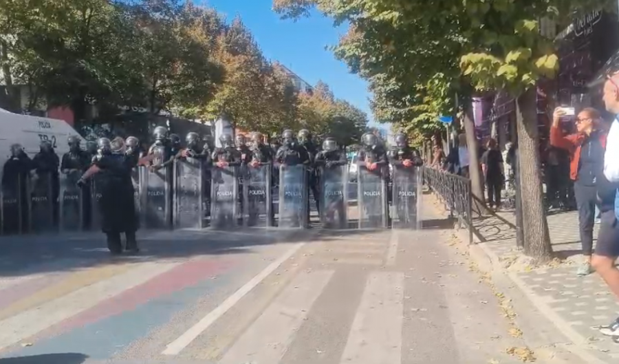Nis grumbullimi i protestuesve para Ministrisë së Arsimit, policia krijon kordon sigurie