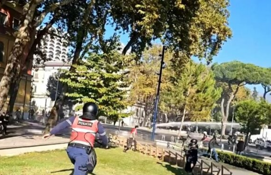 Policia hedh gaz lotsjellës dhe ujë me presion te parku “Rinia”, nis shoqërimi i protestuesve