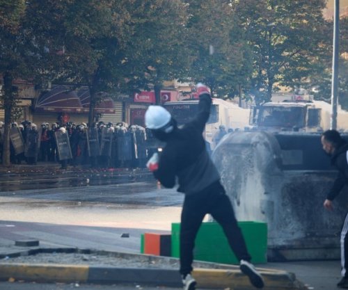 Protestat në Shqipëri vazhdojnë, dhjetëra të arrestuar
