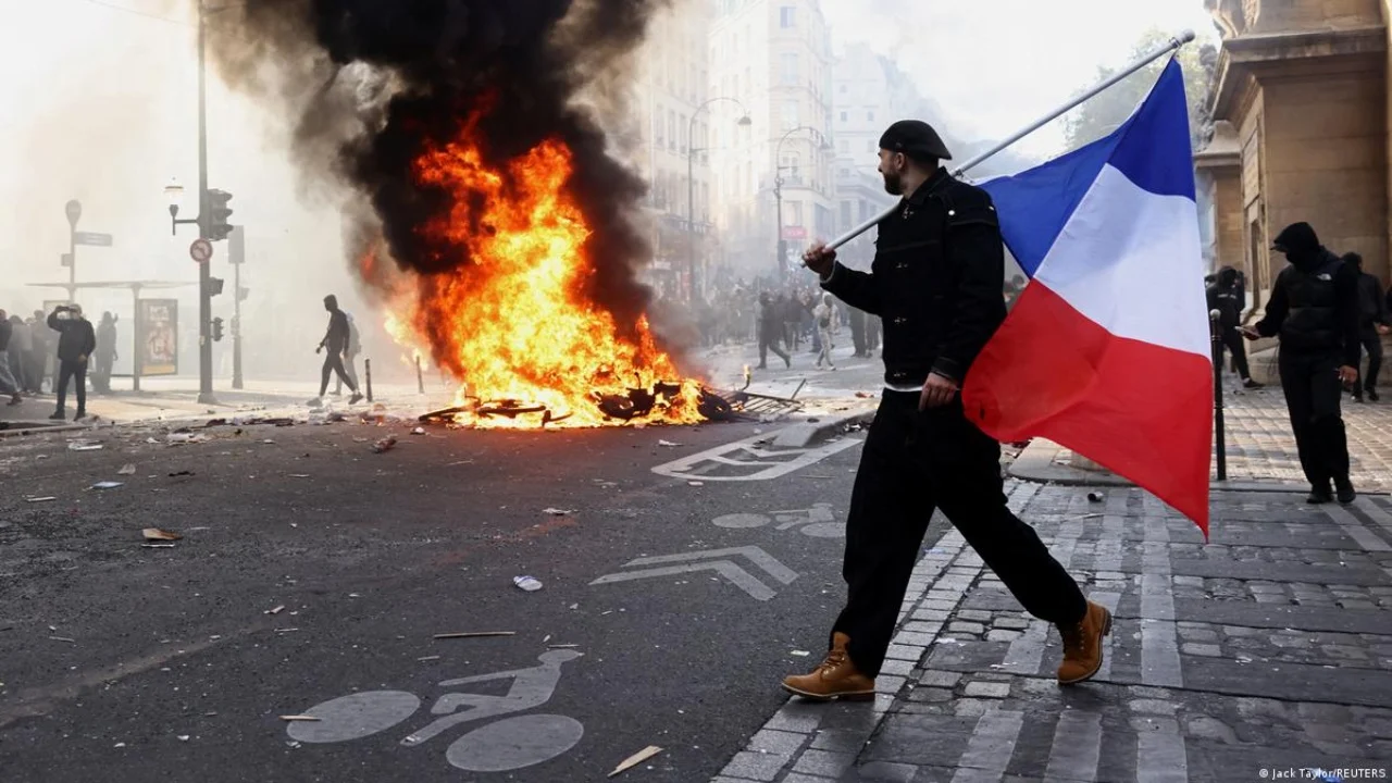 Protestat e dhunshme në Francë, vendoset shtetrrethimi i pjesshëm në Paris dhe disa qytete të tjera