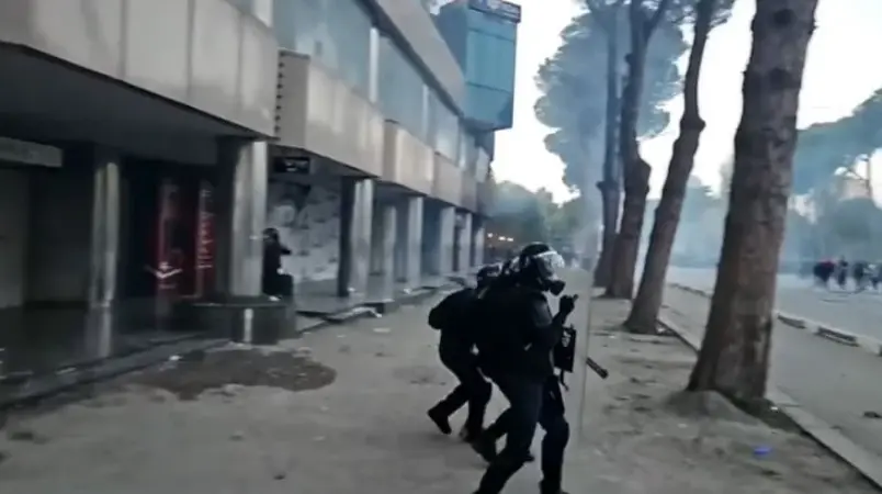 Zhvillime dramatike në protestën në Tiranë, rritet tensioni masës para Kryeministrisë