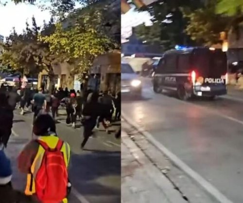 Kaos në Tiranë, policia ndjek me makina në rrugë protestuesit
