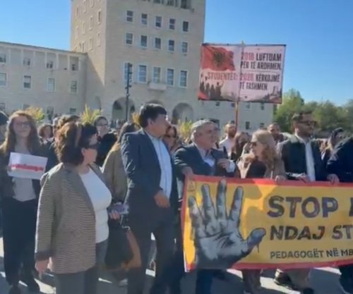 Nis marshimi i protestuesve dhe pedagogëve drejt Kryeministrisë