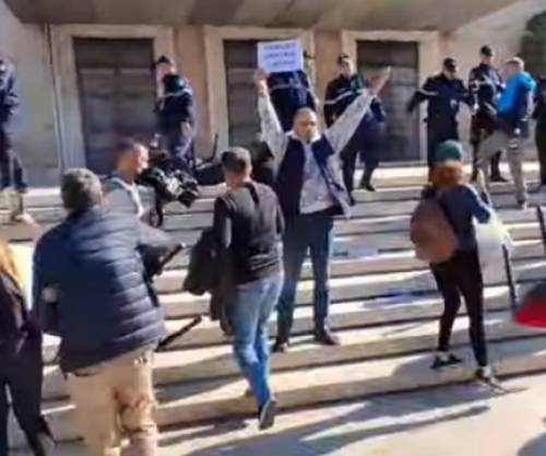 Protestuesit heqin karriget që vendosi Rama para Kryeministrisë, i grisin letrat ku shkruhej “dialog”