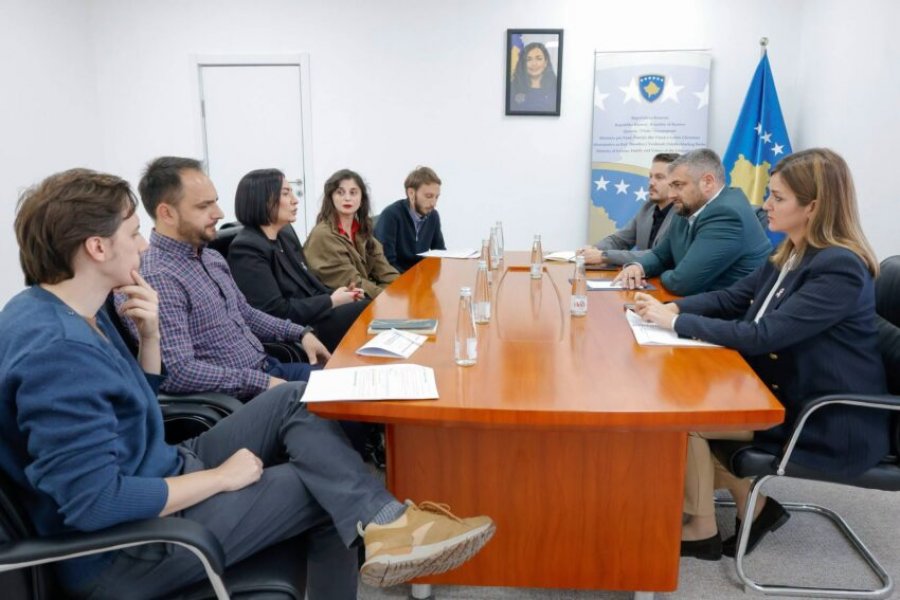 Hoti takohet me përfaqësuesit e organizatave vendore, diskutohen të drejtat e punëtorëve dhe reformat në punësim