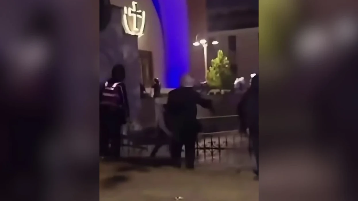 Përplasja e policisë me protestuesit te Katedralja në Tiranë, reagon Metropoliti i Korçës