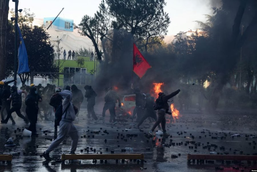 Protestat në Shqipëri vazhdojnë, dhjetëra të arrestuar