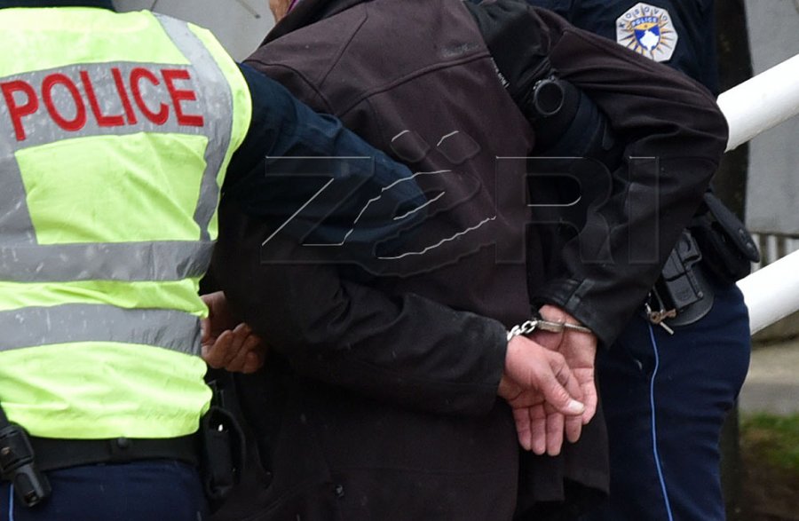 E rrahu dhe e largoi nga shtëpia bashkëshorten, arrestohet vushtrriasi