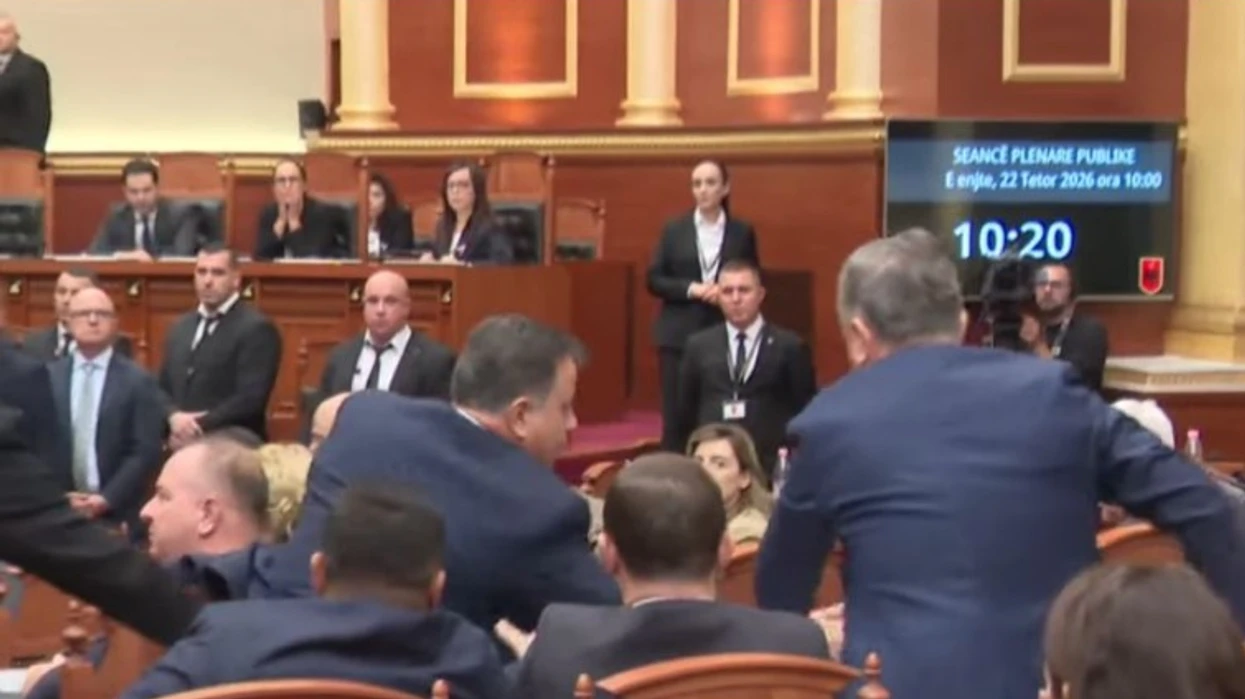 Përplasje të ashpra në Kuvendin e Shqipërisë, Noka ia shkul mikrofonin Ballës - deputetët e opozitës përmbysin karriget