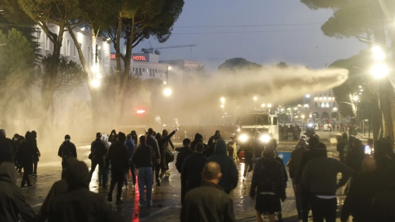 Morën pjesë në tubimet që u shoqëruan me tensione, lirohen nga burgu 27 protestues në Tiranë