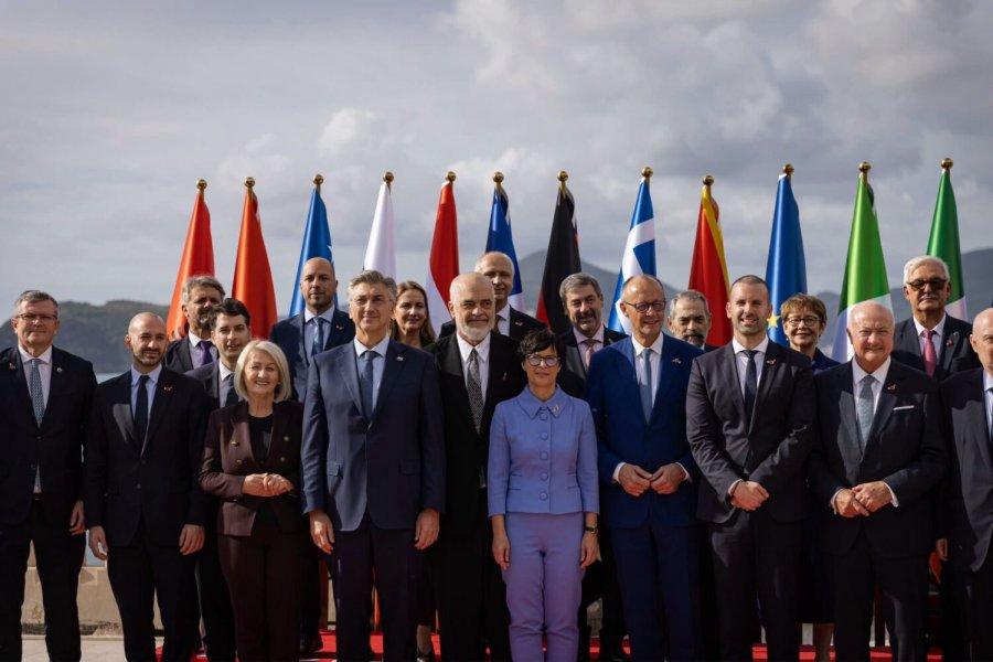 Edi Rama e publikon fotografinë familjare nga Shën Stefani pa Albin Kurtin