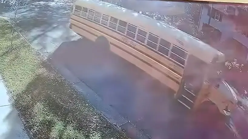 27-vjeçari shpëton afro 20 fëmijë nga një autobus shkollor në lëvizje në SHBA