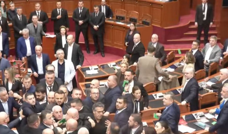 Sherr masiv në Parlamentin shqiptar, deputeti i PD-së përplaset fizikisht me ish-ministrin e Brendshëm [video]