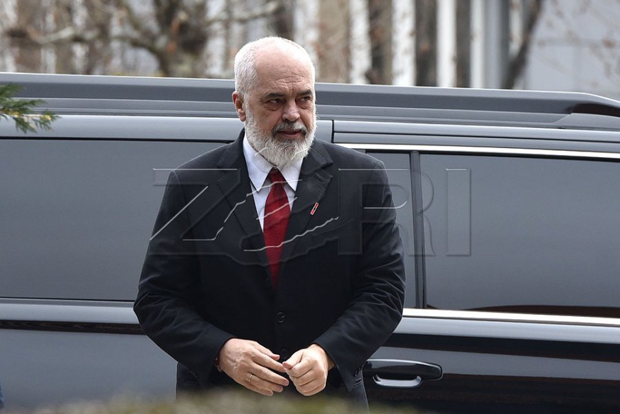 Rama: Nuk largohem nga detyra, disa duan t’ia vënë flakën vendit