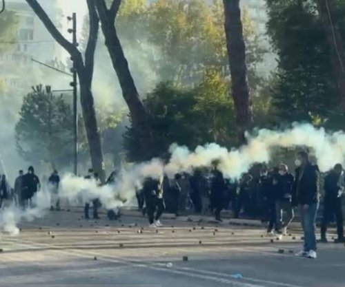 Protestuesit në Tiranë- Policia hedh disa gaz lotsjellës, mundohet t’i largojë edhe me presion uji