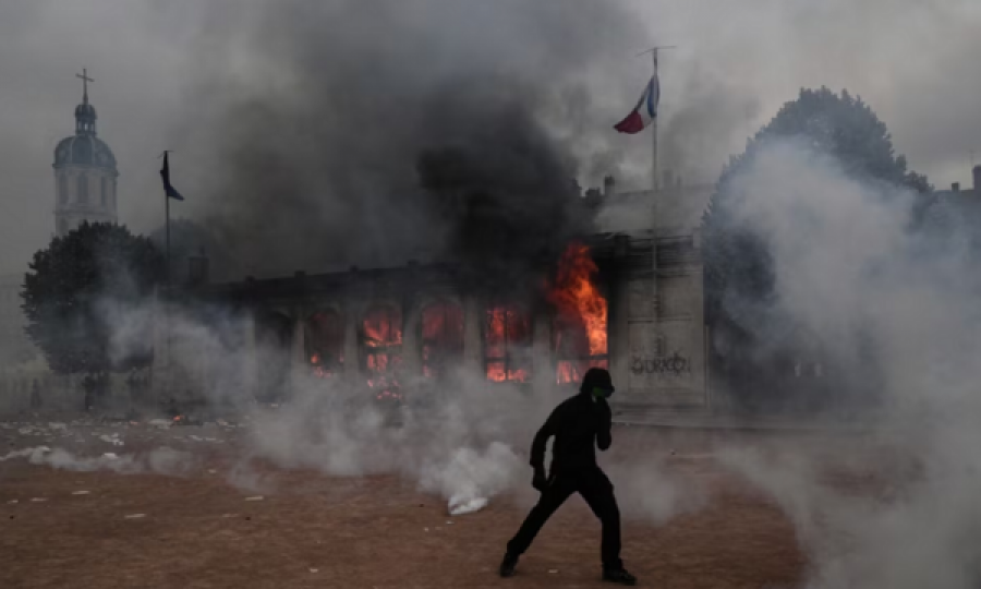 Franca dislokon 70.000 policë për protestat e reja
