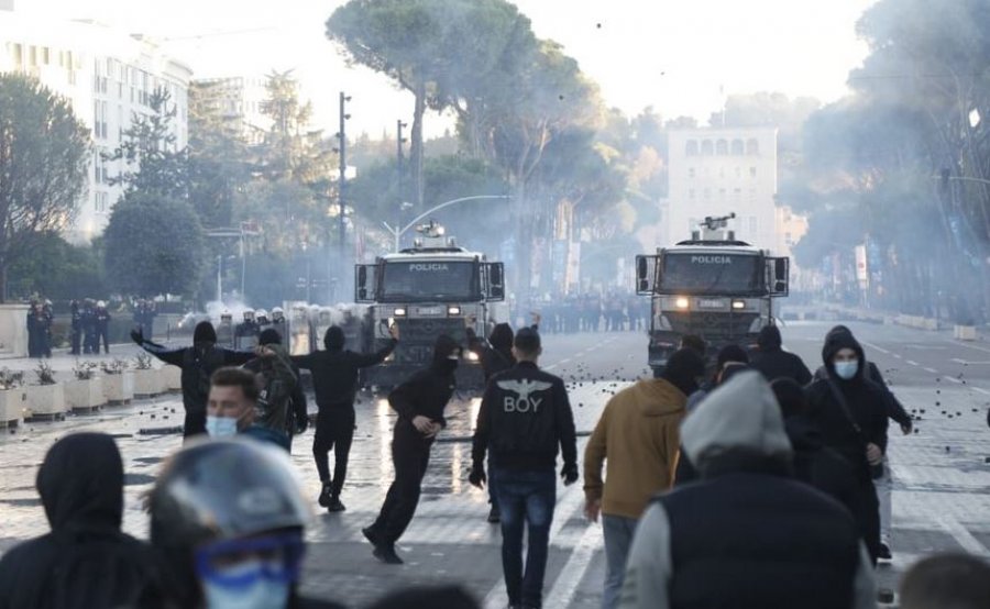 Tubim kombëtar në ditën e 12-të protestës, Rama bën sërish thirrje për dialog, tash shtron një tryezë prej betoni [video] 
