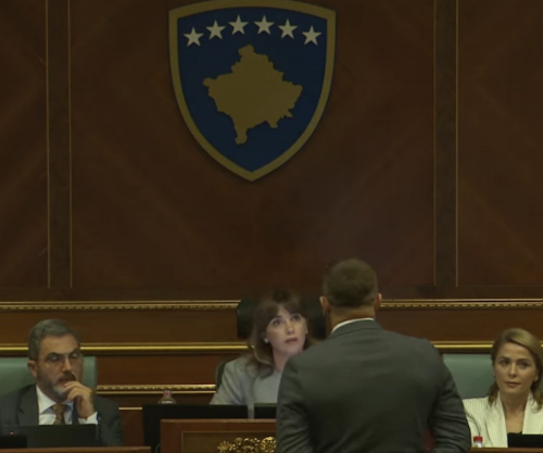 “Më ke akuzuar se kam ardh e dehur në Kuvend”, Haxhiu përplaset me Lushtakun: Ulu në vend
