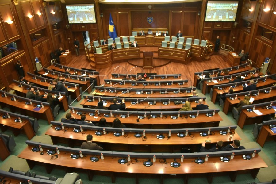 Nis grumbullimi i deputetëve për seancën e jashtëzakonshme
