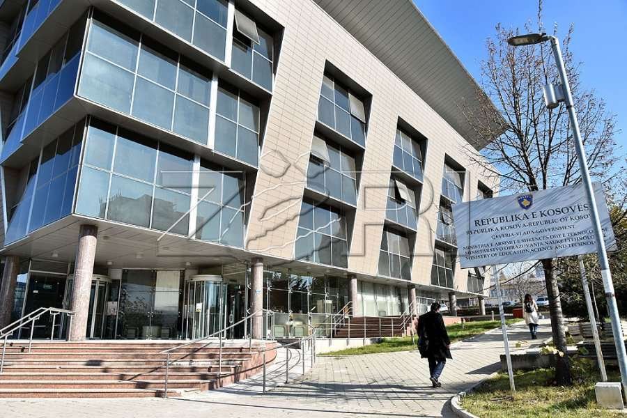 Ministria e Arsimit hap thirrjet për pesë skema të bursave studentore