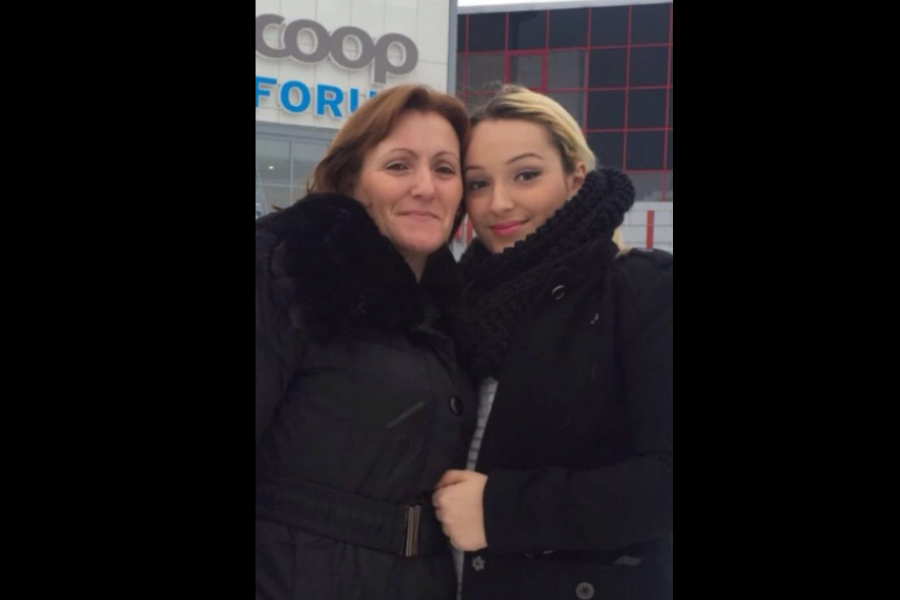 Nëna e Liridona Ademajt ngushëllon familjen e Arlinda Zekajt: M’u copëtua zemra prapë